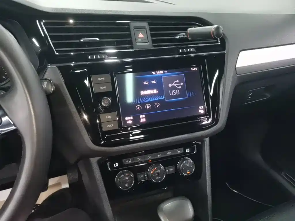 Volkswagen Tiguan L PHEV — миниатюра 13