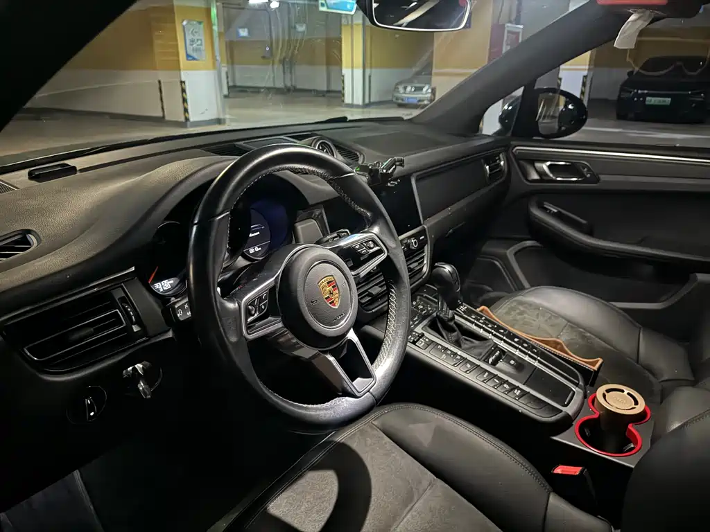 PORSCHE MACAN
