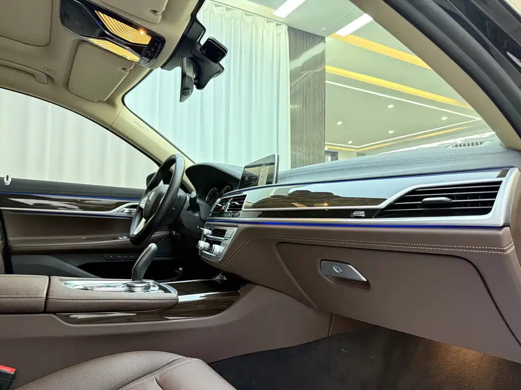 BMW 7 Series 7 2018 730Li Lead
