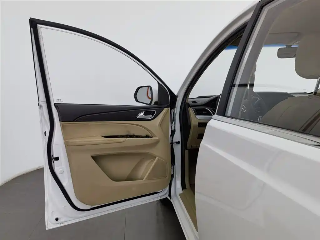 Baojun 730 2016 1.5L MT 5 мест