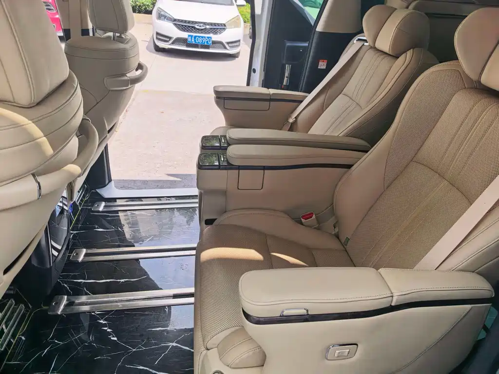 Toyota Alphard — миниатюра 8