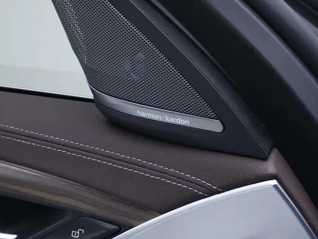BMW 5 Series — миниатюра 12
