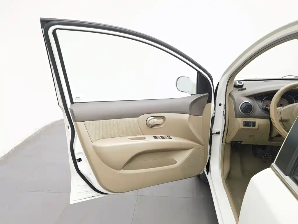 Nissan Livina — миниатюра 8