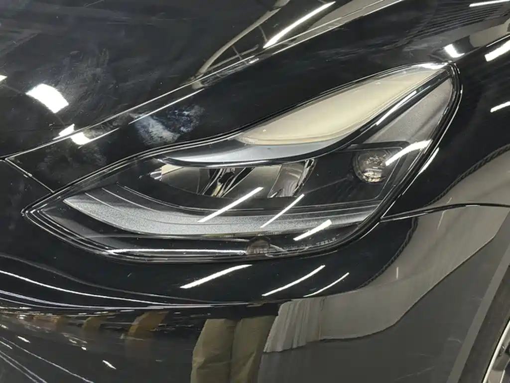 Tesla Model Y — миниатюра 10
