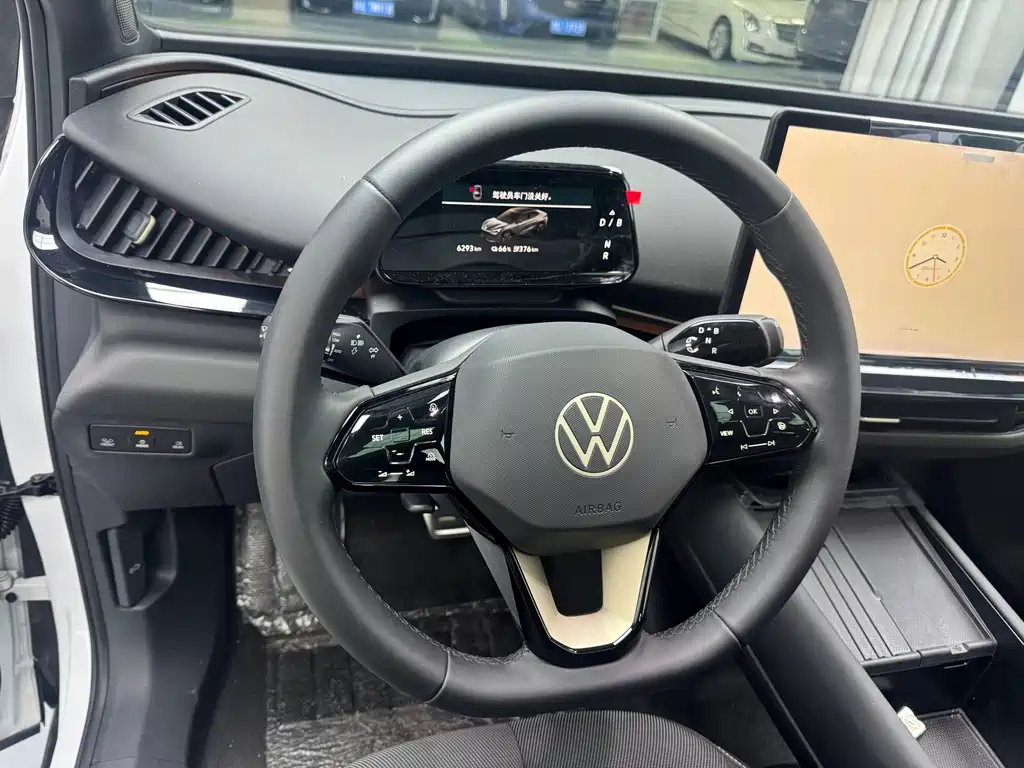 VOLKSWAGEN WITH THE CROWD 06