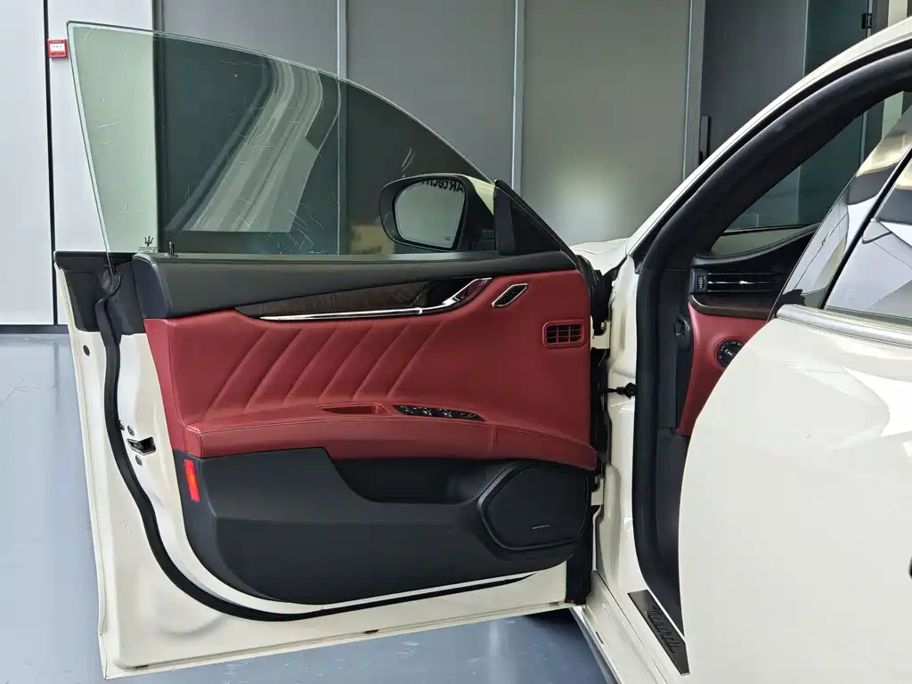 Maserati Quattroporte — миниатюра 8