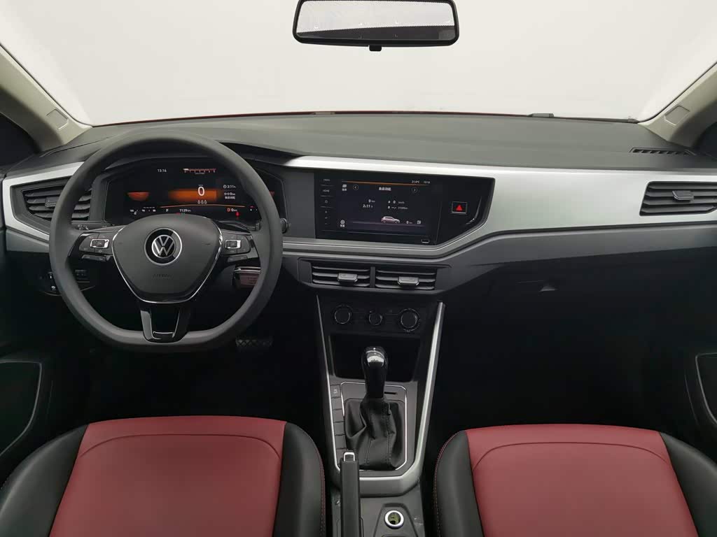 Volkswagen Polo 1.5 л 2023 г. красный/фиолетовый, пробег 7100 км