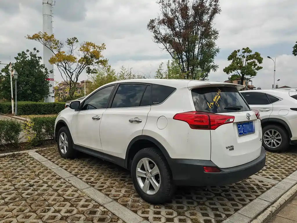 Toyota RAV4 — миниатюра 6