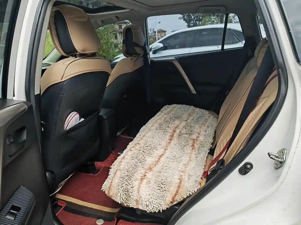 Toyota RAV4 — миниатюра 8