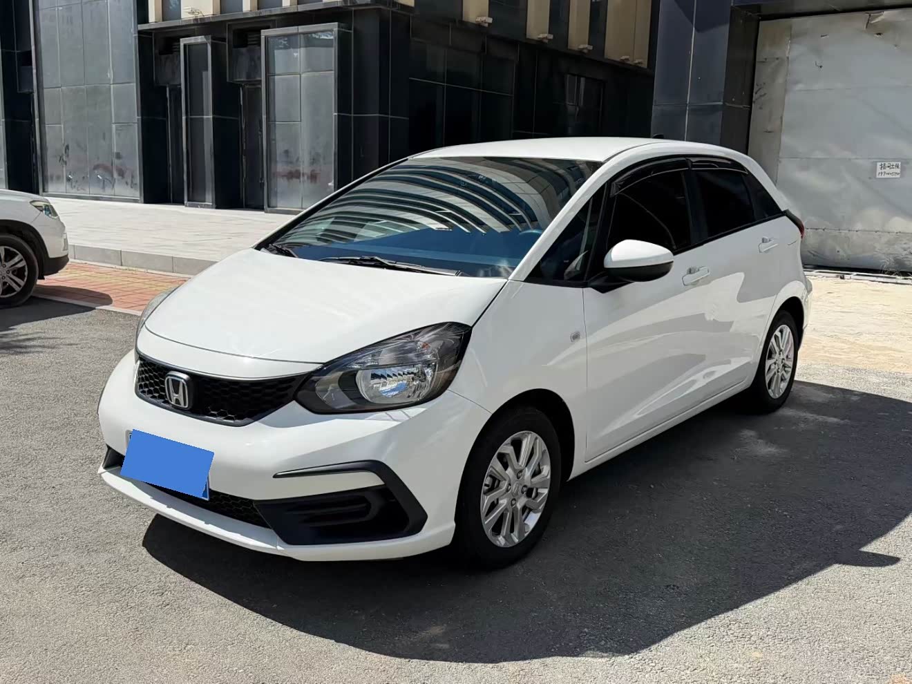 Honda Fit 1.5 л 2022 г. Белый, пробег 35000 км