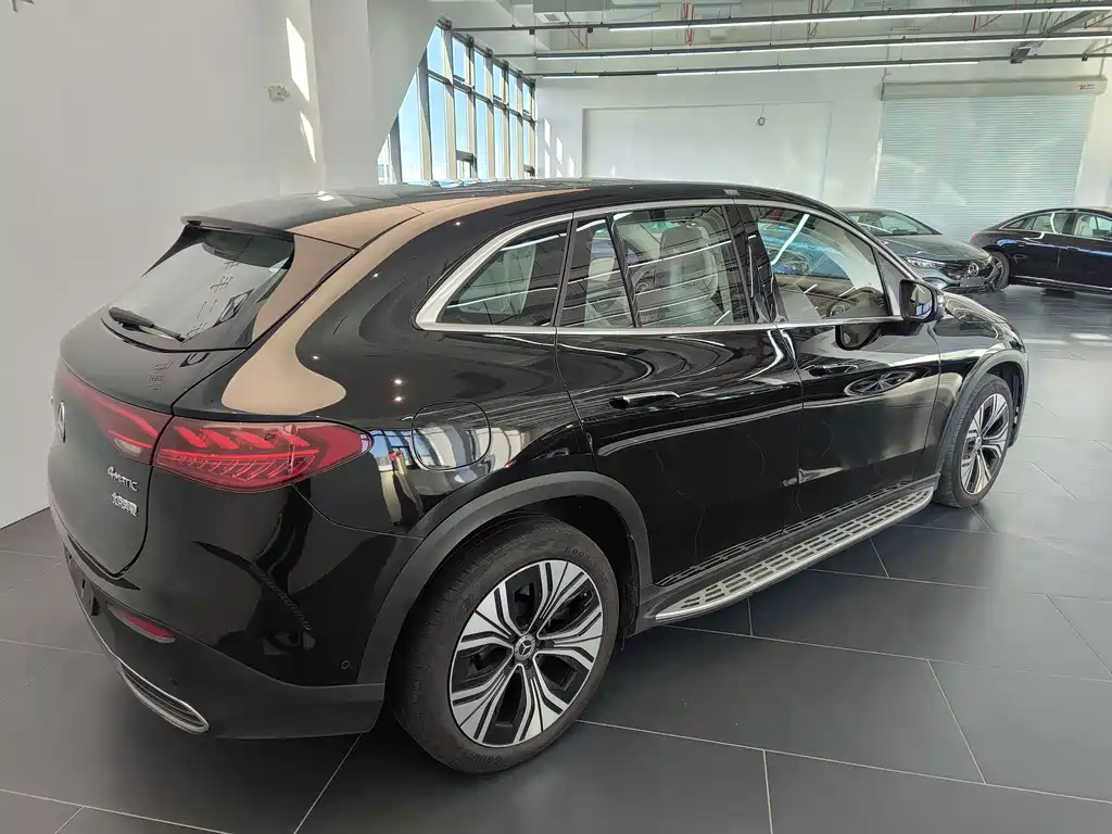 Mercedes-Benz EQE SUV — миниатюра 10