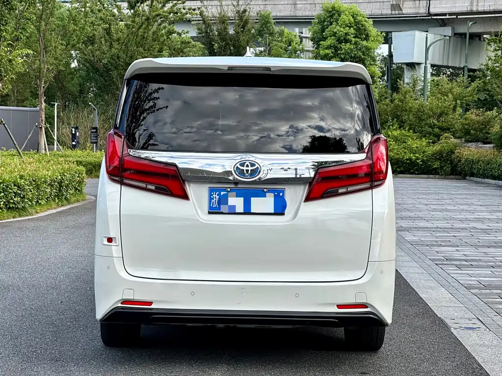 Toyota Alphard — миниатюра 5
