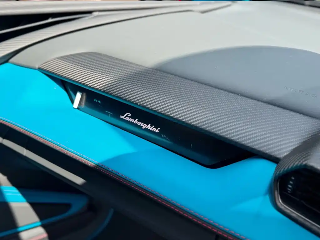 Lamborghini Revuelto — миниатюра 5