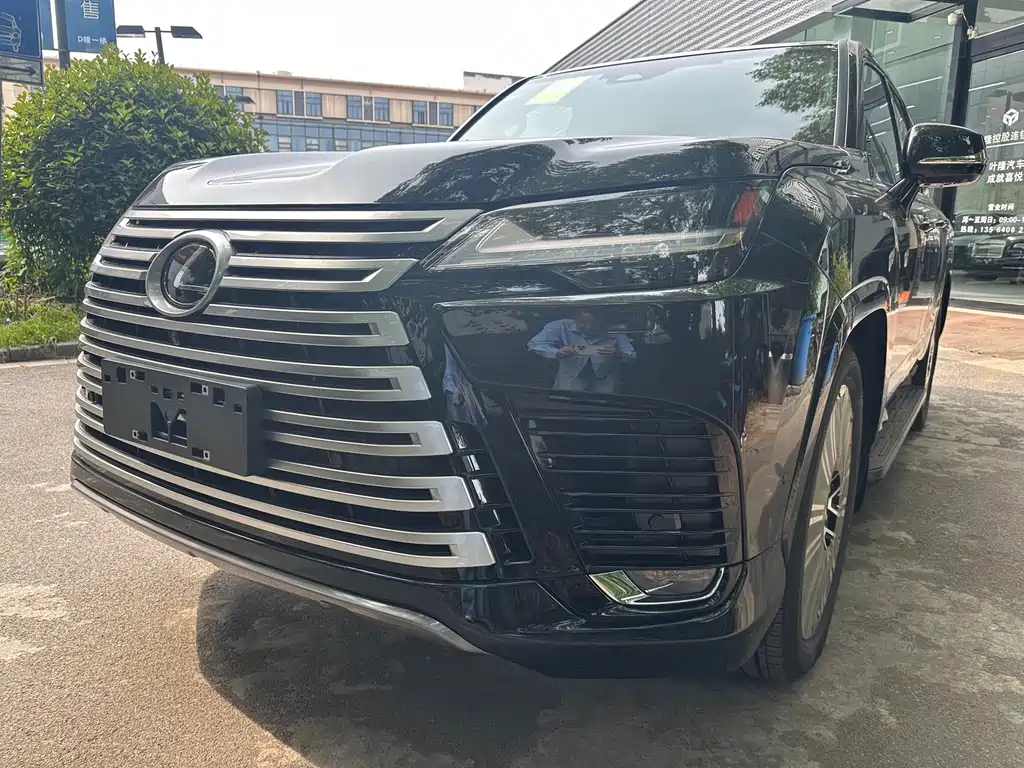 Lexus LX 0