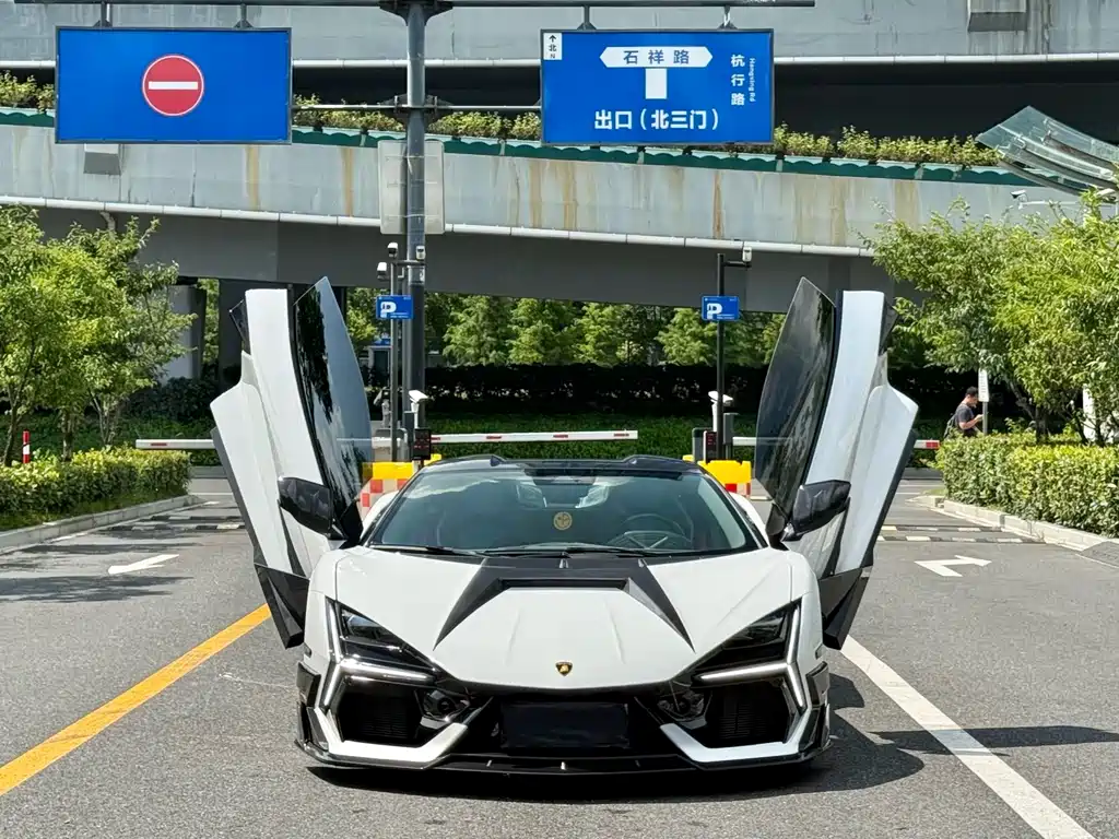Lamborghini Revuelto