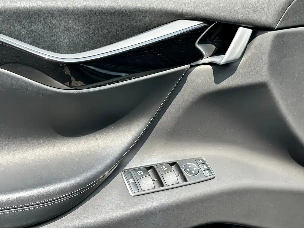 Tesla Model X — миниатюра 20