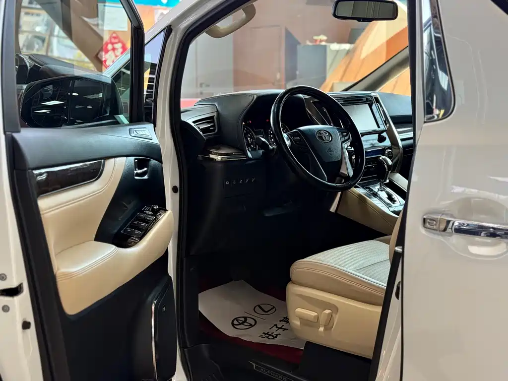 Toyota Alphard — миниатюра 7