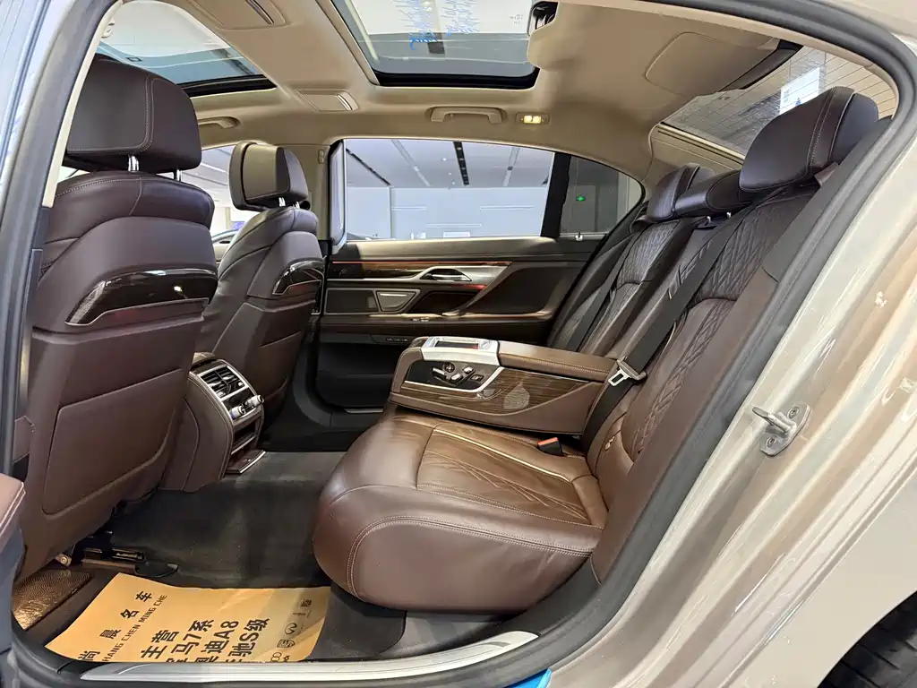 BMW 7 Series — миниатюра 12