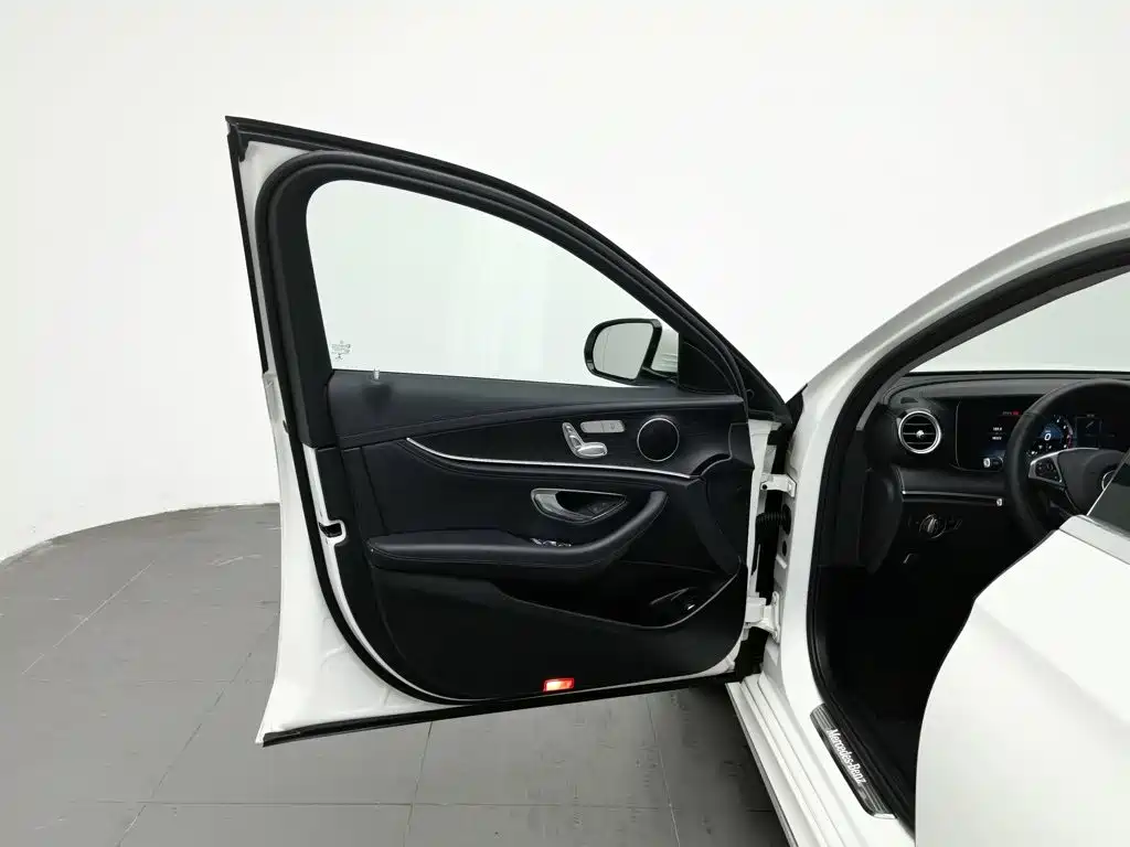 Mercedes-Benz E-Class — миниатюра 8