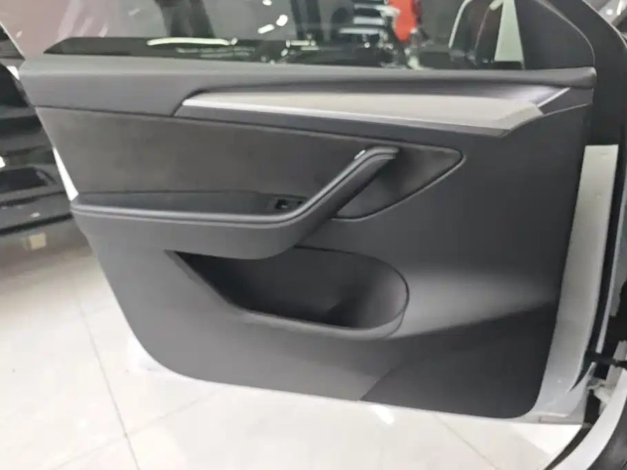 Tesla Model Y — миниатюра 7