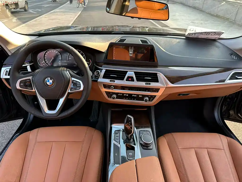 BMW 5 Series — миниатюра 9