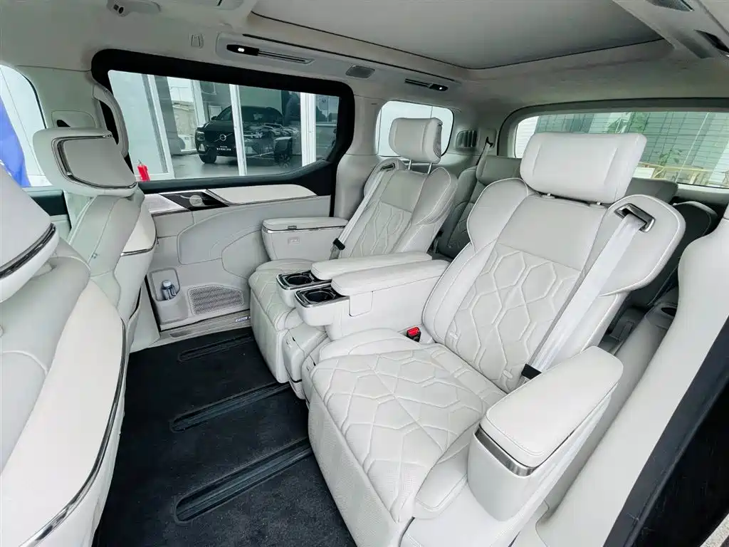 Volvo EM90 2025 Ultra мест