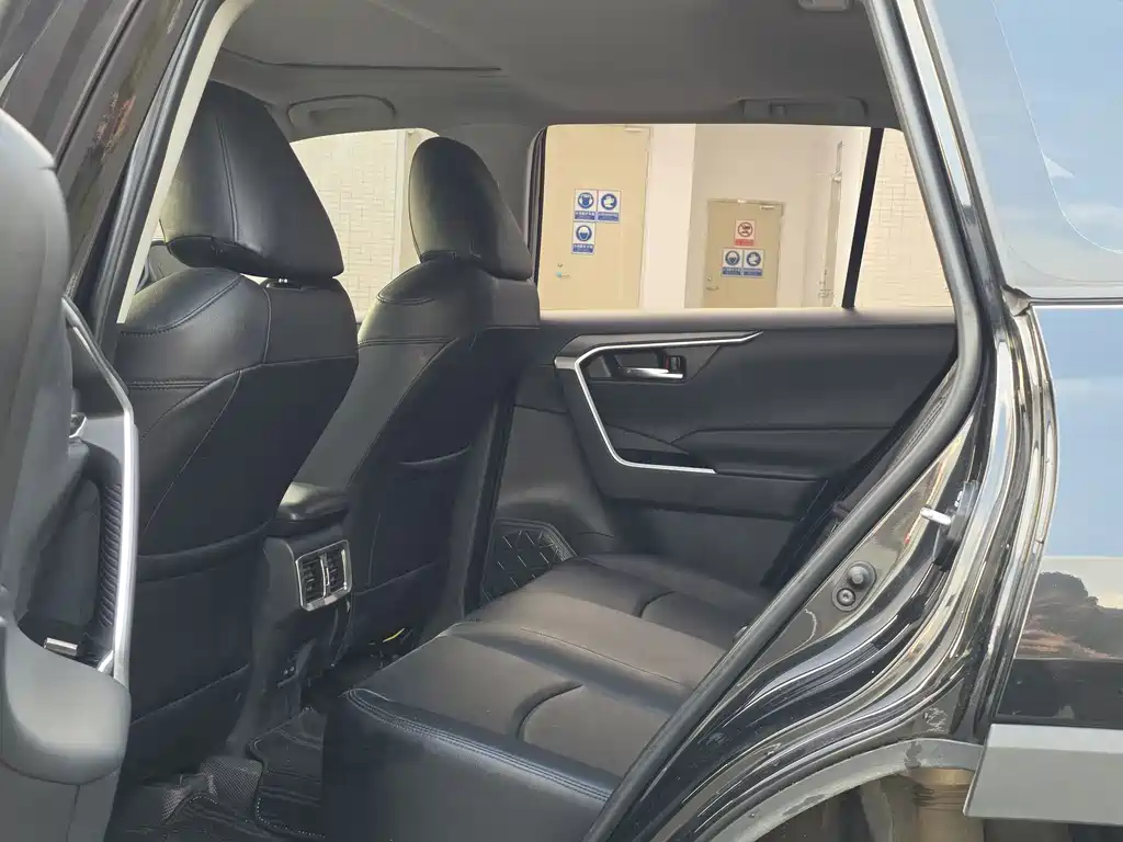 Toyota RAV4 — миниатюра 11