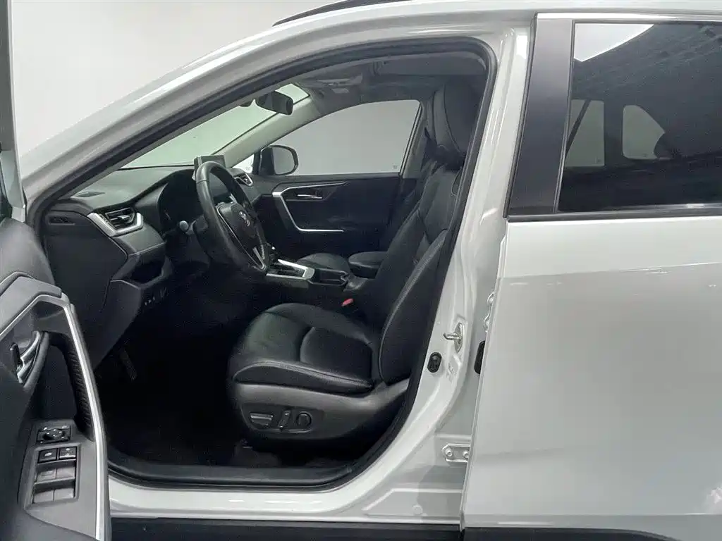 Toyota RAV4 2021 2.0L CVT PLUS