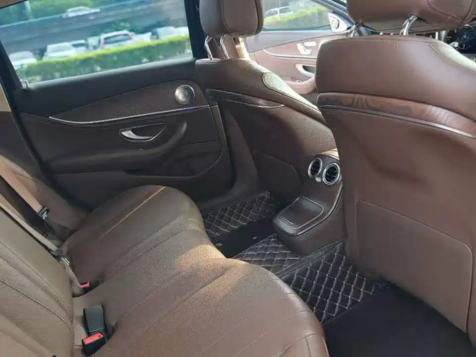 Mercedes-Benz E-Class — миниатюра 9