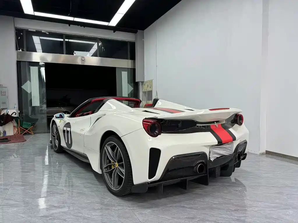 FERRARI 488