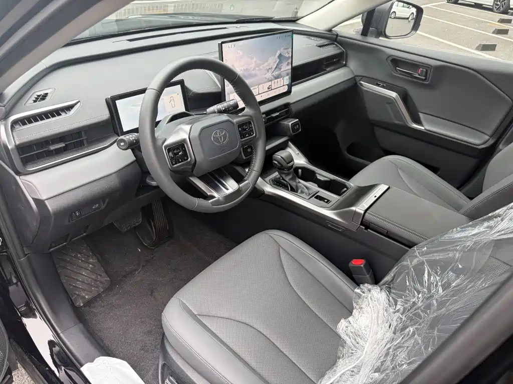 Toyota RAV4 — миниатюра 8