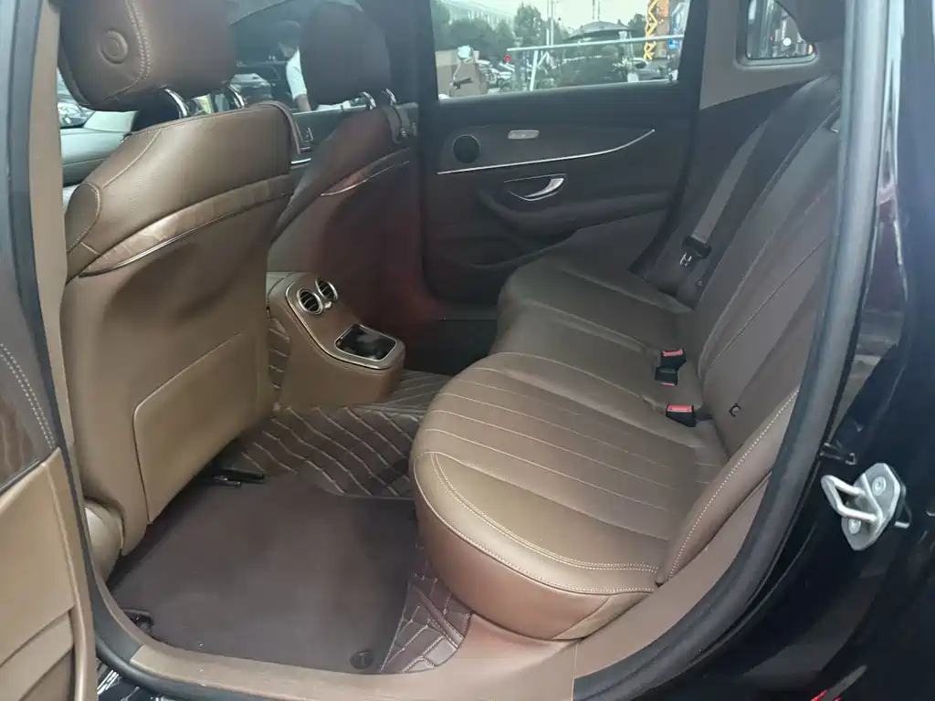 Mercedes-Benz E-Class — миниатюра 4