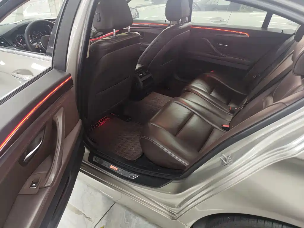 BMW 5 Series — миниатюра 7