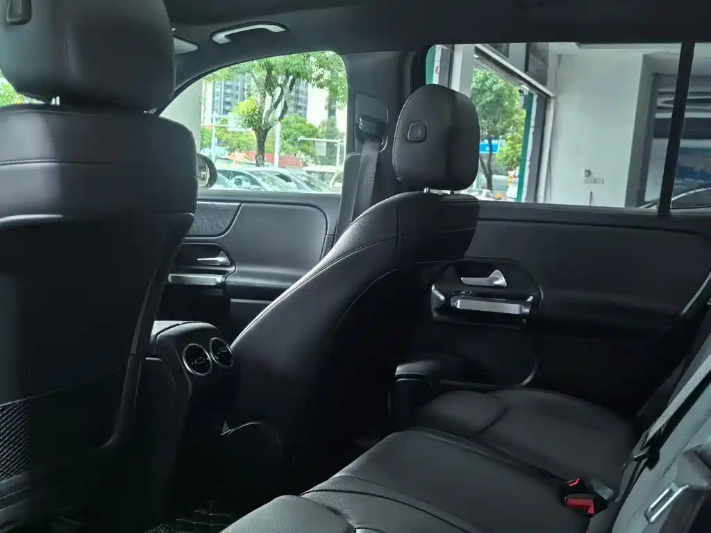 Mercedes-Benz GLB — миниатюра 8