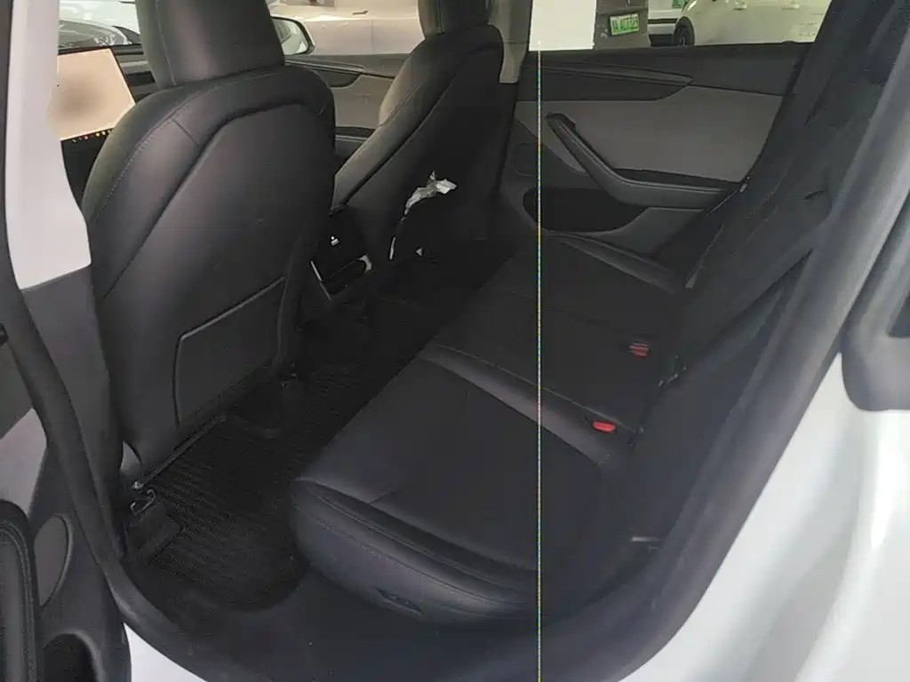 Tesla Model Y — миниатюра 17