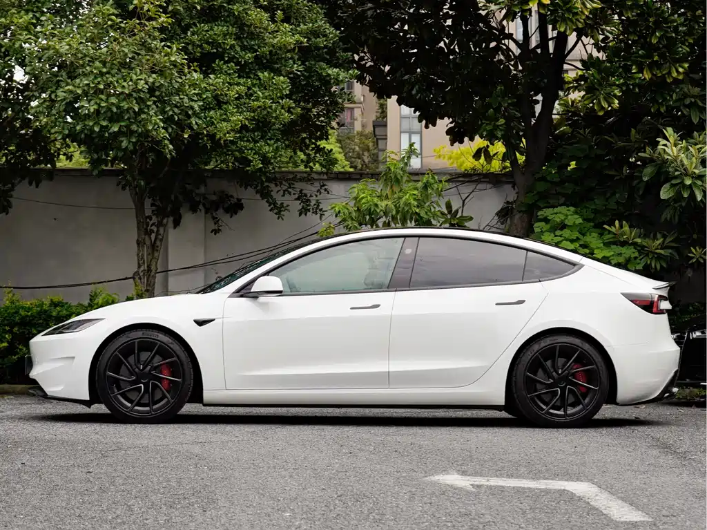 Tesla Model 3 — миниатюра 3