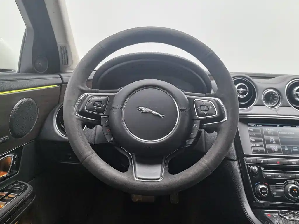 Jaguar XJ — миниатюра 11