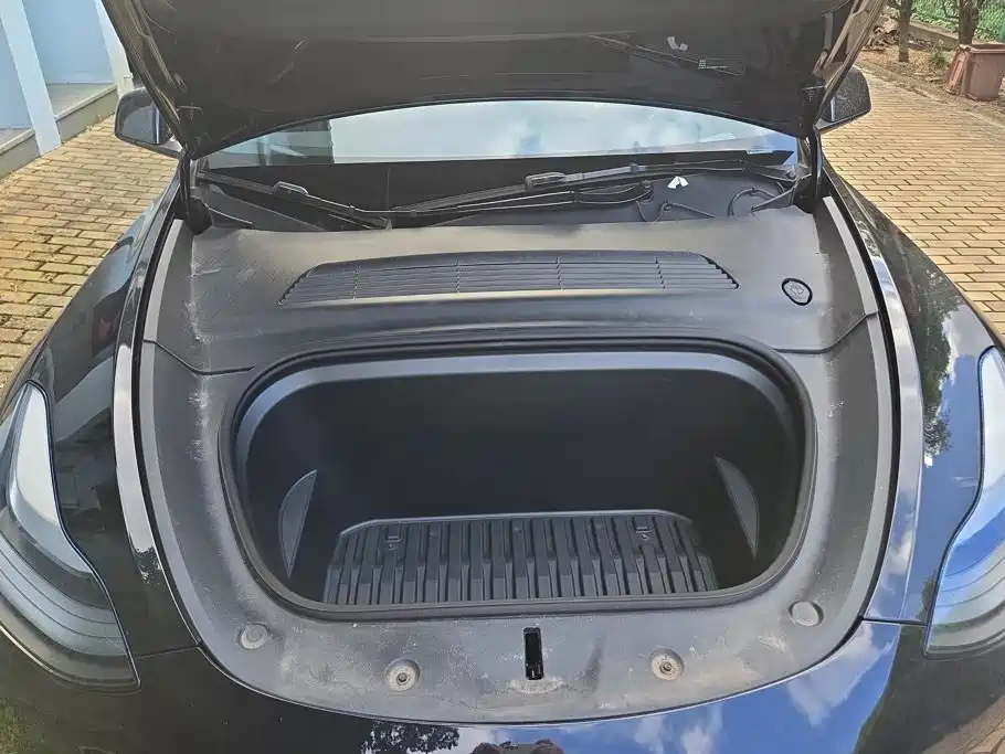 Tesla Model Y — миниатюра 10