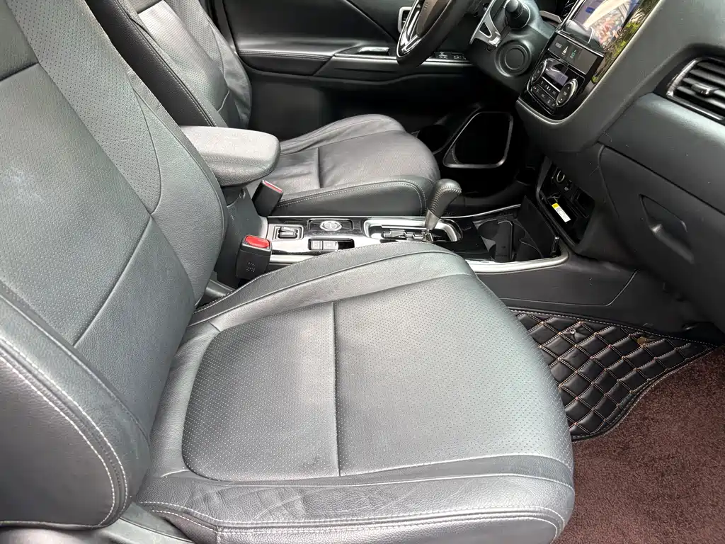 Mitsubishi Outlander — миниатюра 12