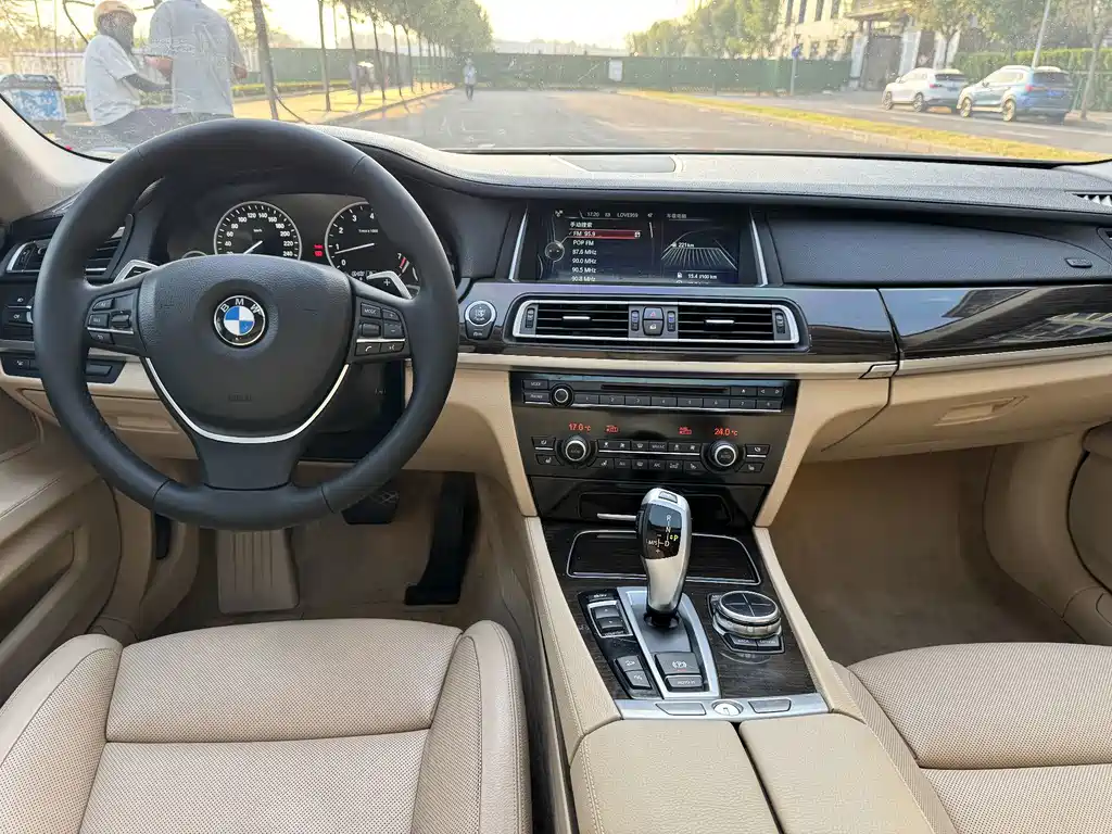 BMW 7 Series — миниатюра 31