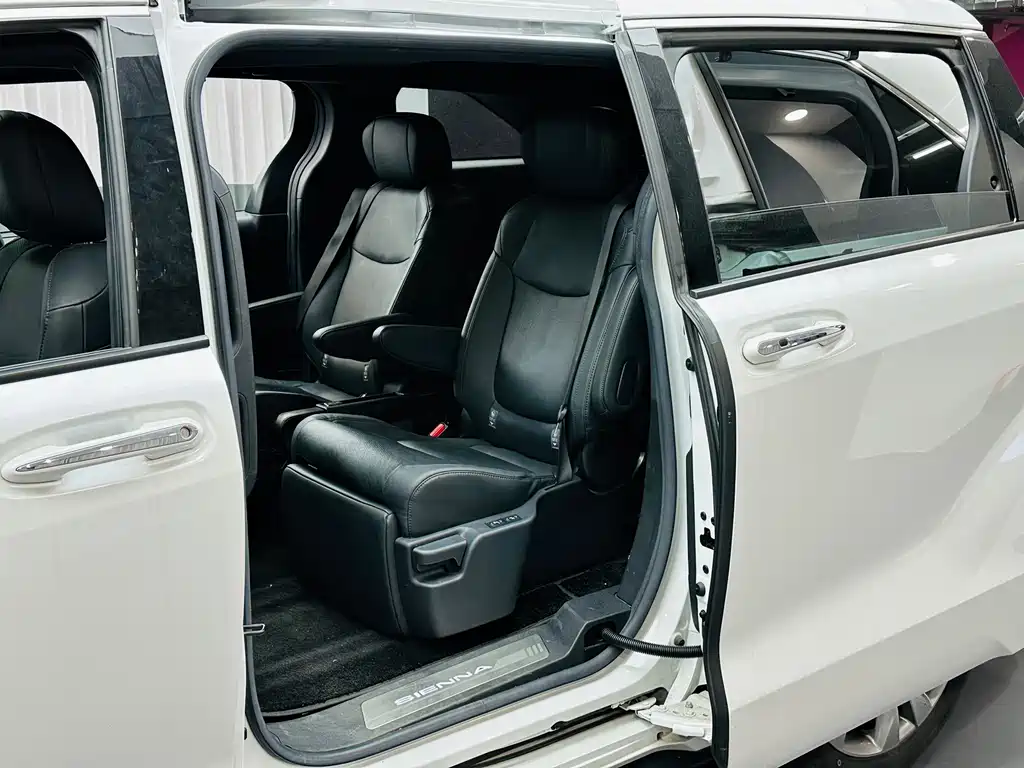 Toyota Sienna — миниатюра 16
