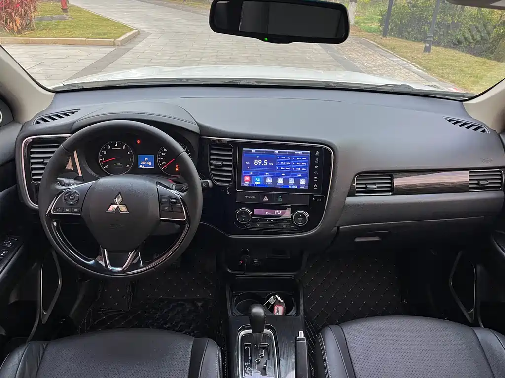 MITSUBISHI OUTLANDER