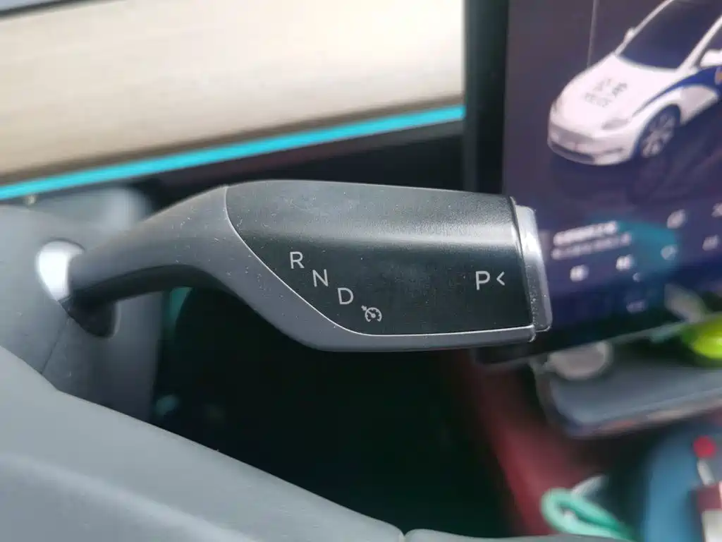 Tesla Model Y — миниатюра 10