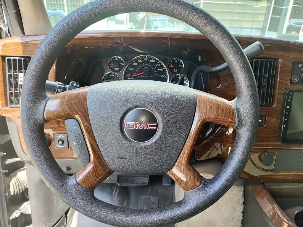 GMC Savana — миниатюра 5