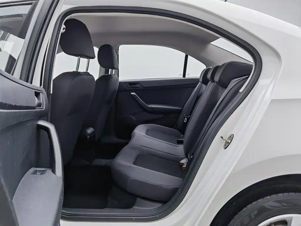 Skoda Rapid — миниатюра 15
