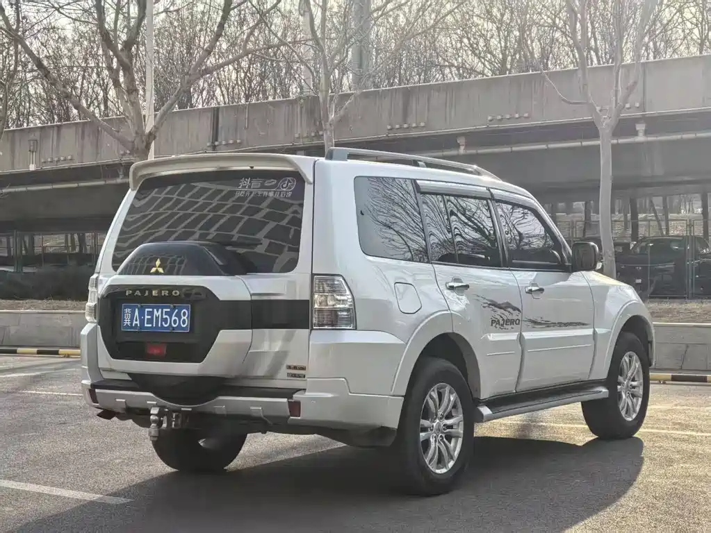 MITSUBISHI PAJERO