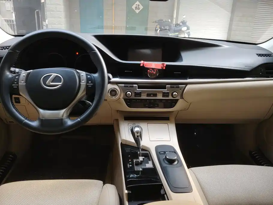 Lexus ES — миниатюра 12