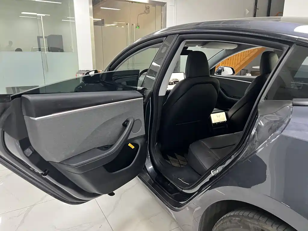 Tesla Model 3 — миниатюра 13
