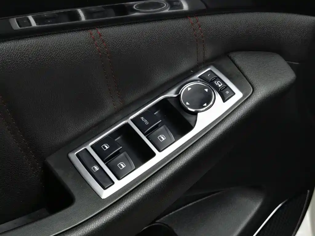 Changfeng CS10 2015 2.0T MT