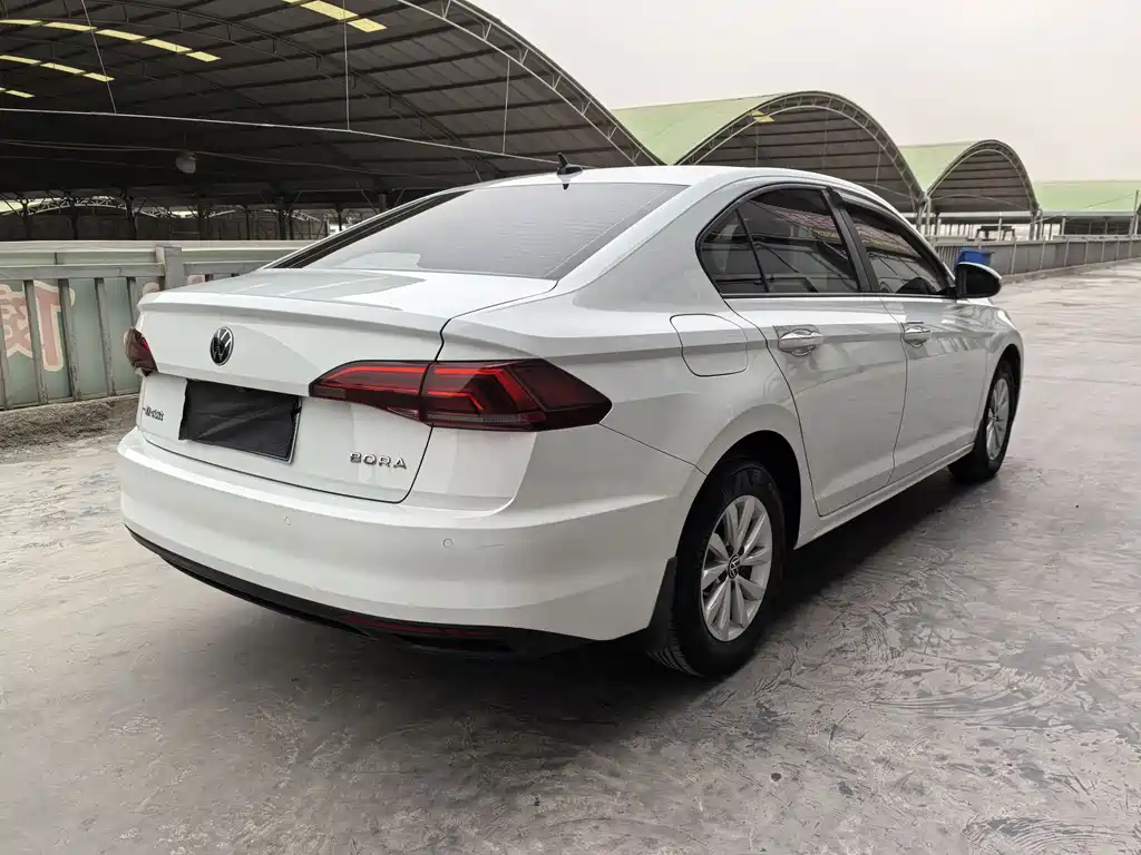 VOLKSWAGEN BORA
